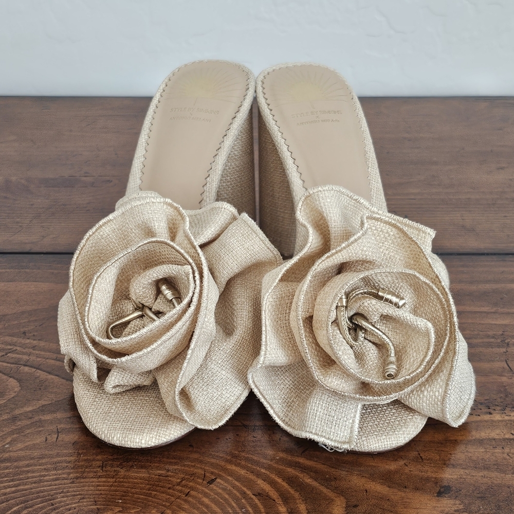 ANTONIO MELANI Cream/Tan Floral Embelishment Mules/Shoes Women's Size 9.5